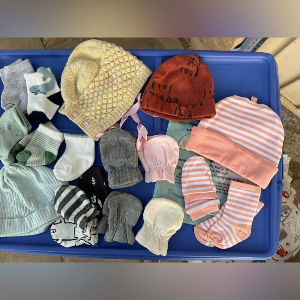Big bundle of newborn baby socks, mittens, caps, beanies - Picture 4 of 10